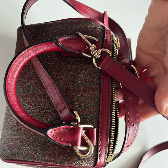 Immaculate ETRO LEATHER CROSSBODY BAG. “Etro Ski Club” hand-ticked patch.… - Picture 2 of 16